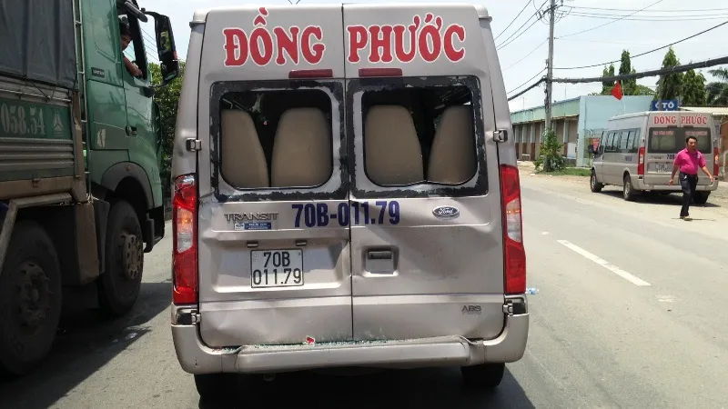 3 xe khách tông liên hoàn, hàng chục hành khách hoảng loạn ảnh 3 3 xe khách tông liên hoàn, hàng chục hành khách hoảng loạn ảnh 3